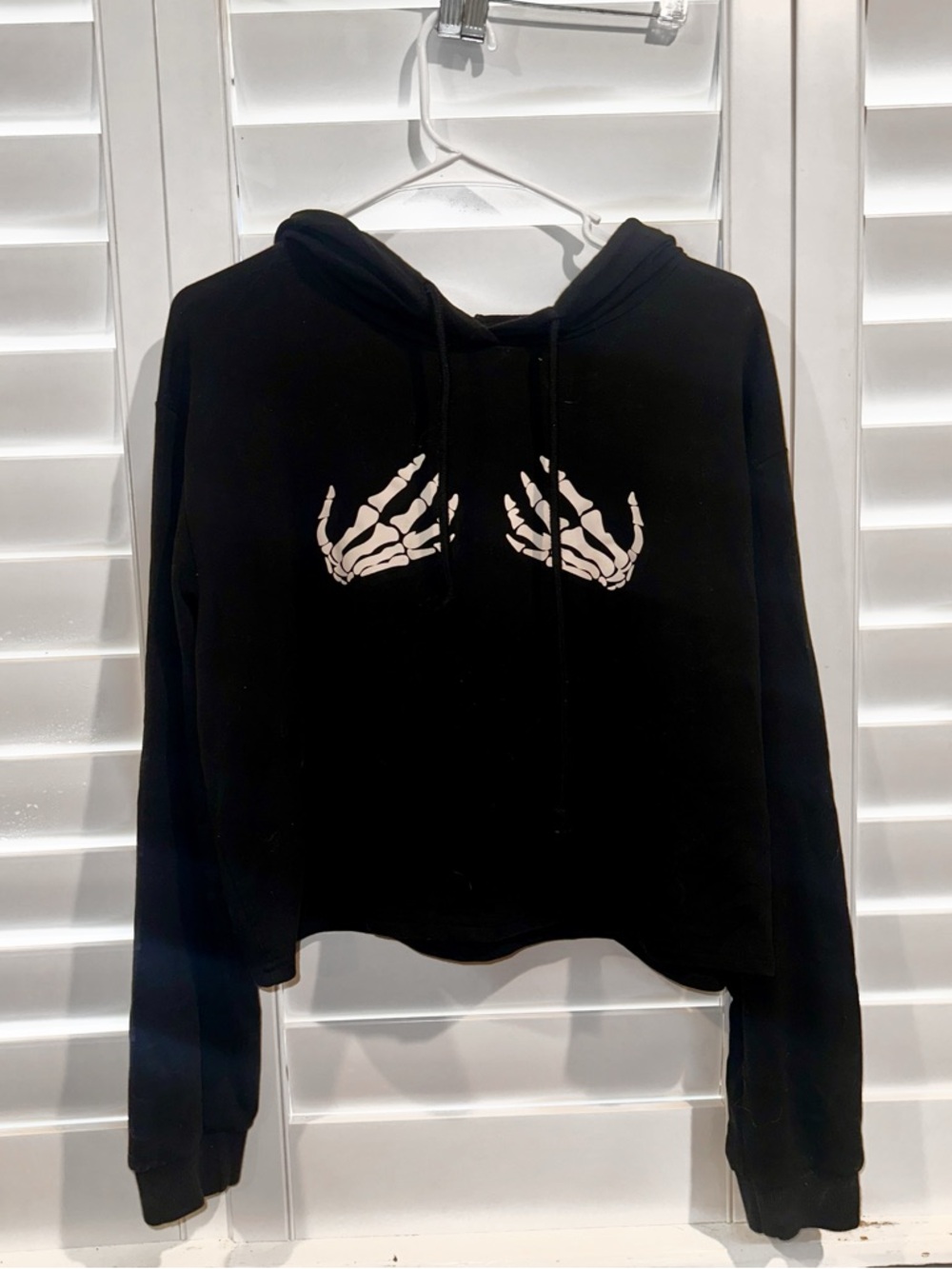 Black Cropped Hoodie with Skeleton Hand Graphic